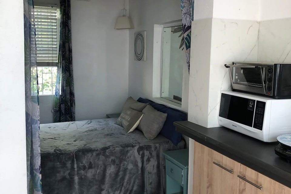 Essex Bay - The Studio - Bedroom & Kitchen